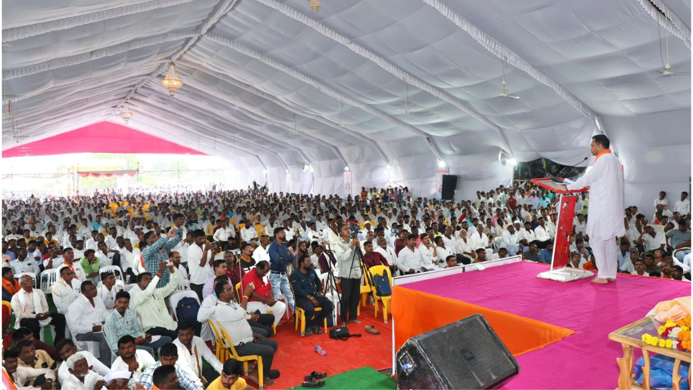 जनतेशी संवाद साधताना सतीश घाडगे पाटील